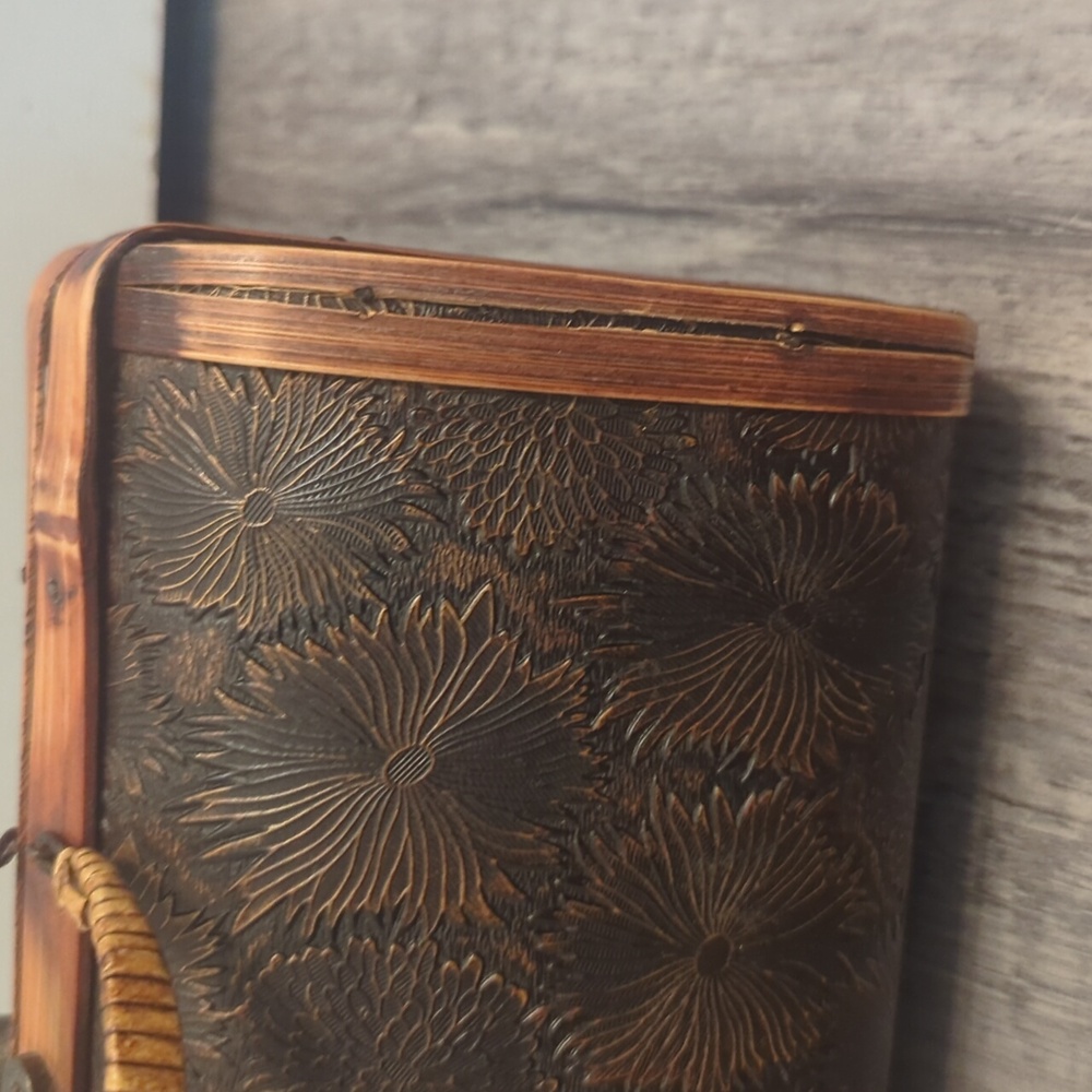 Vintage 1950's Wooden Purse, Embossed Floral Pattern - Picture 4 of 7